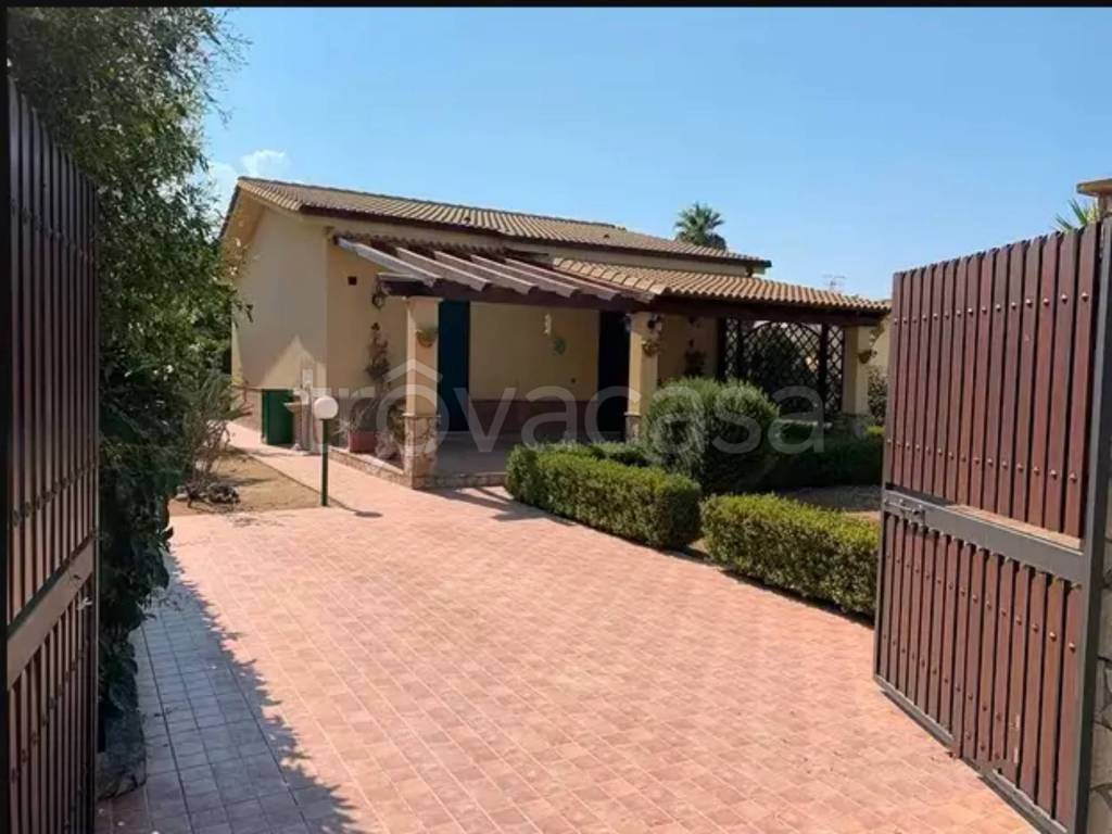 casa indipendente in vendita a Campofelice di Roccella