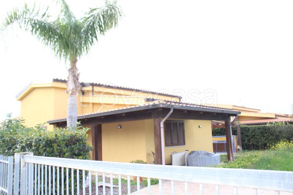 casa indipendente in vendita a Campofelice di Roccella