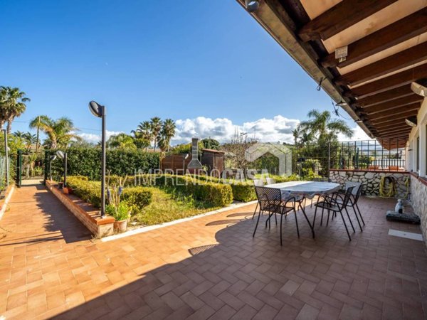 casa indipendente in vendita a Campofelice di Roccella