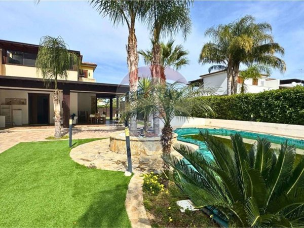 casa indipendente in vendita a Campofelice di Roccella