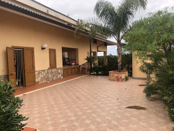 casa indipendente in vendita a Campofelice di Roccella