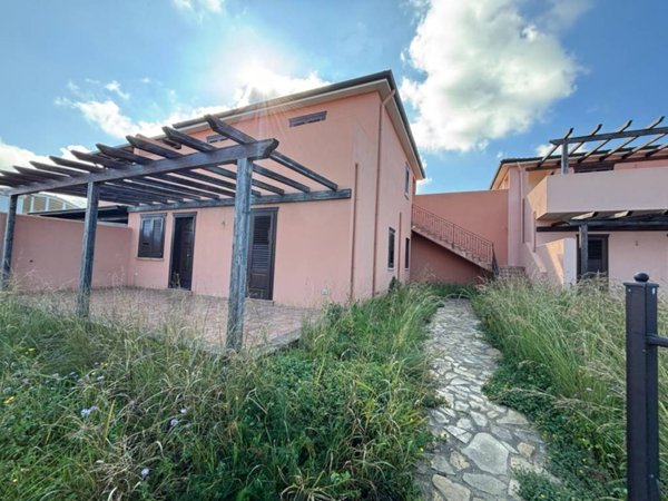 casa indipendente in vendita a Campofelice di Roccella