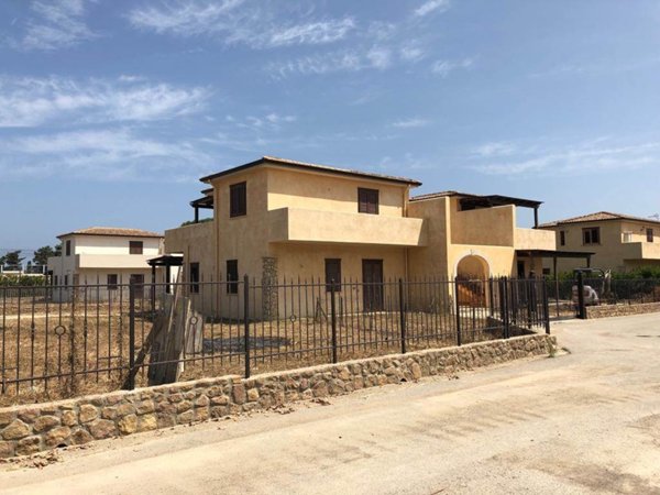 casa indipendente in vendita a Campofelice di Roccella
