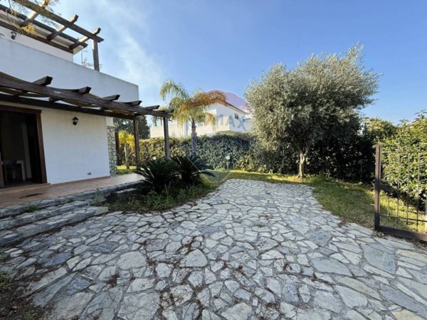 casa indipendente in vendita a Campofelice di Roccella