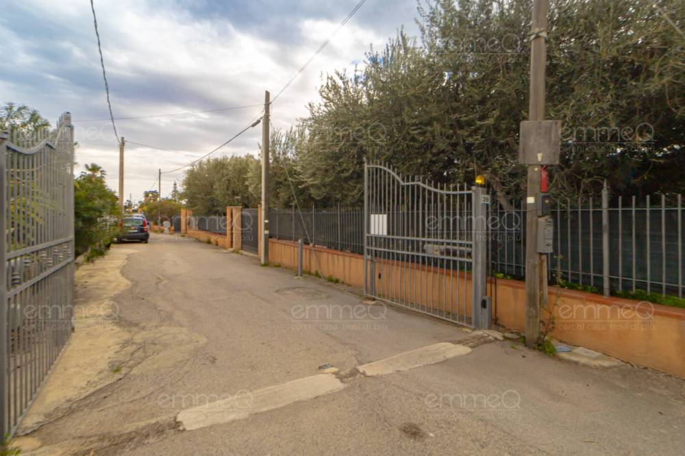 casa indipendente in vendita a Campofelice di Roccella