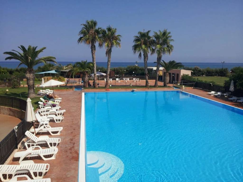 casa indipendente in vendita a Campofelice di Roccella