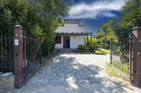 casa indipendente in vendita a Campofelice di Roccella