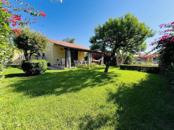 casa indipendente in vendita a Campofelice di Roccella
