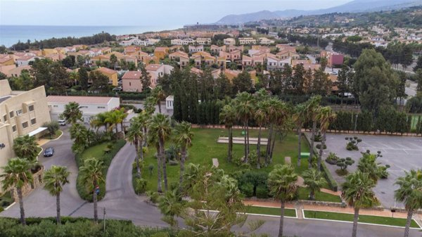 appartamento in vendita a Campofelice di Roccella