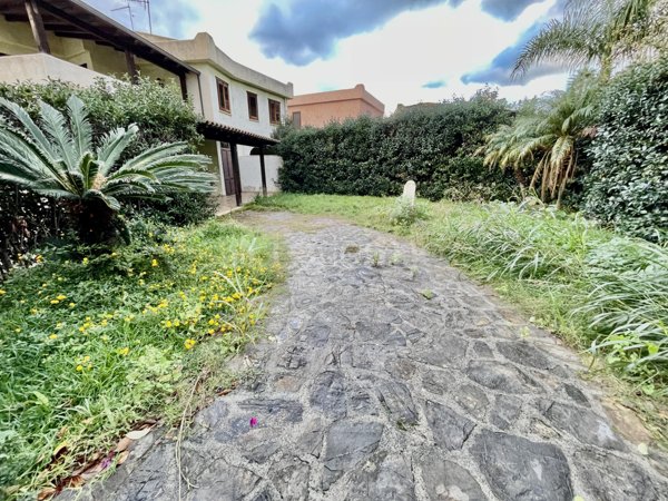casa indipendente in vendita a Campofelice di Roccella