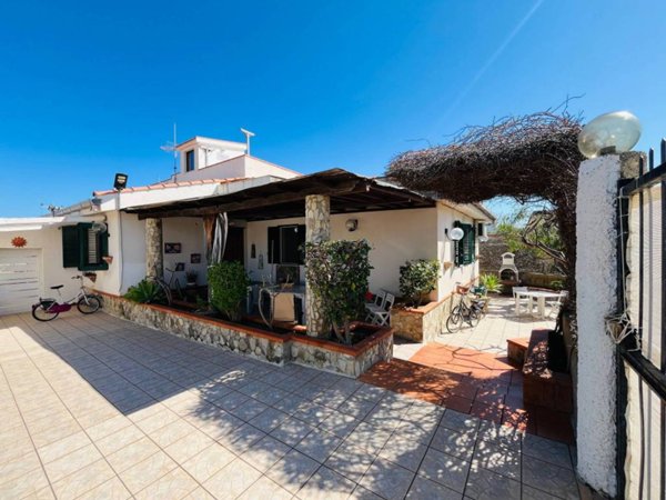 casa indipendente in vendita a Campofelice di Roccella