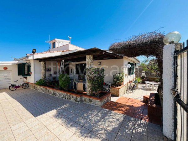 casa indipendente in vendita a Campofelice di Roccella