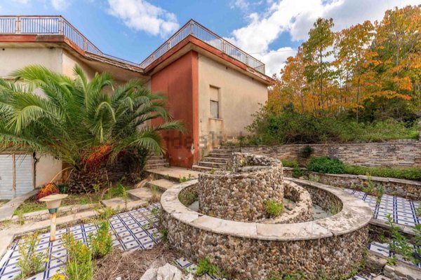 casa indipendente in vendita a Campofelice di Roccella