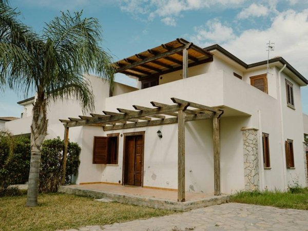 casa indipendente in vendita a Campofelice di Roccella