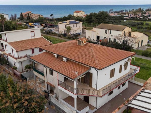appartamento in vendita a Campofelice di Roccella