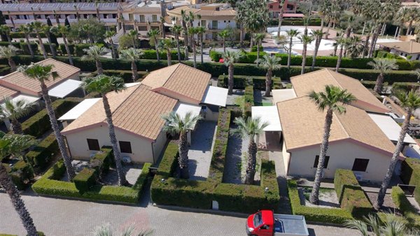 casa indipendente in vendita a Campofelice di Roccella