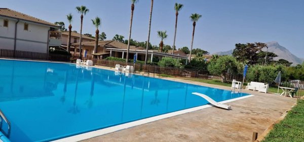 casa indipendente in vendita a Campofelice di Roccella