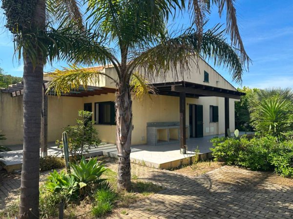 casa indipendente in vendita a Campofelice di Roccella