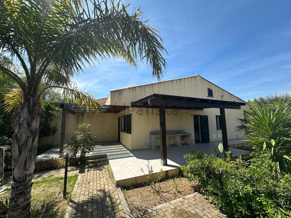 casa indipendente in vendita a Campofelice di Roccella