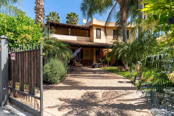 casa indipendente in vendita a Campofelice di Roccella