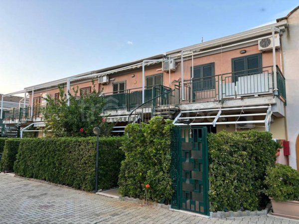 casa indipendente in vendita a Campofelice di Roccella