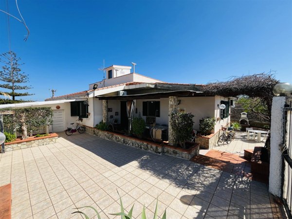 casa indipendente in vendita a Campofelice di Roccella