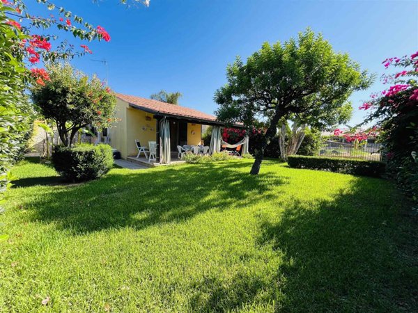 casa indipendente in vendita a Campofelice di Roccella