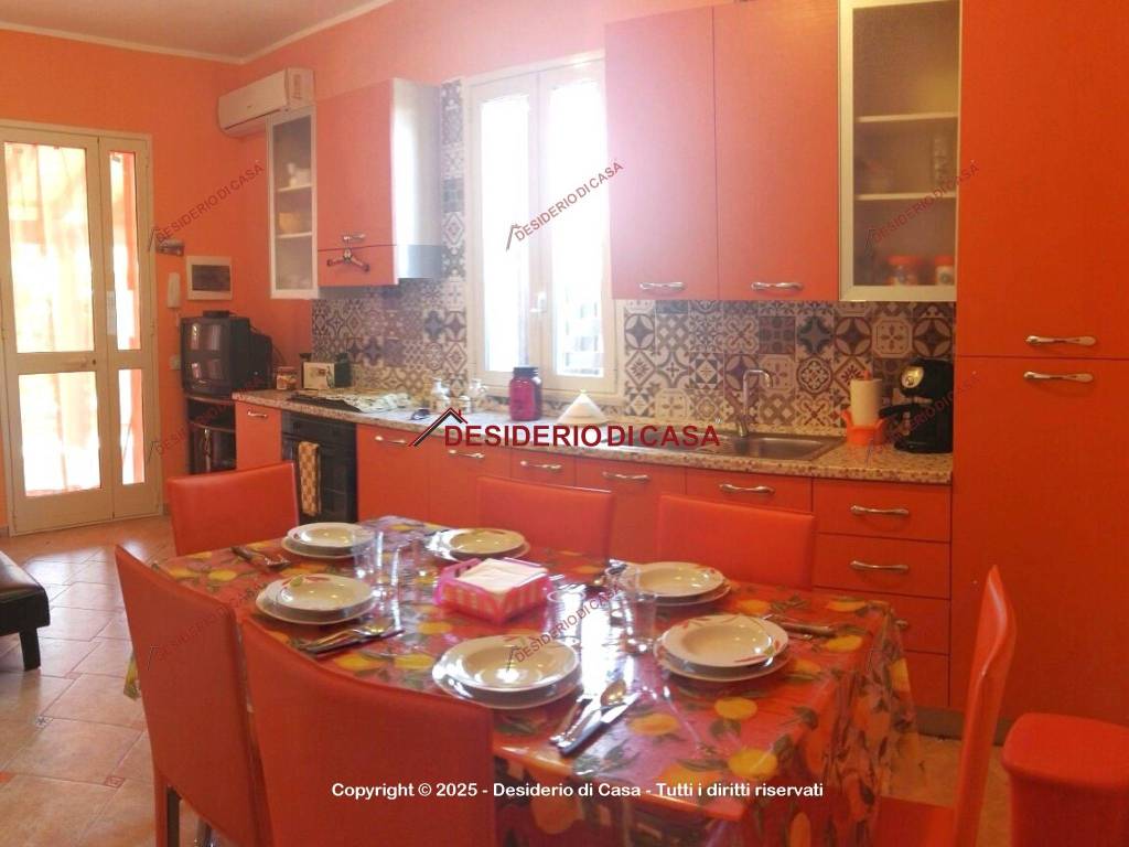 casa indipendente in vendita a Campofelice di Roccella
