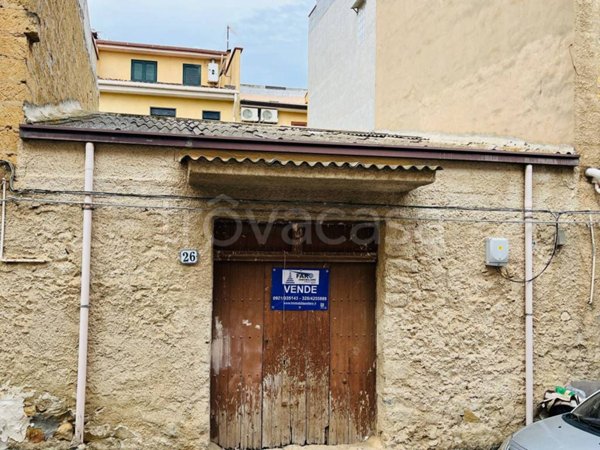 locale di sgombero in vendita a Campofelice di Roccella