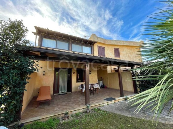 casa indipendente in vendita a Campofelice di Roccella