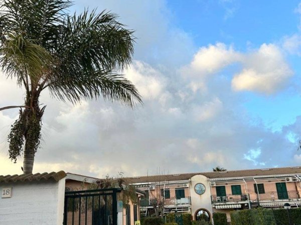casa indipendente in vendita a Campofelice di Roccella