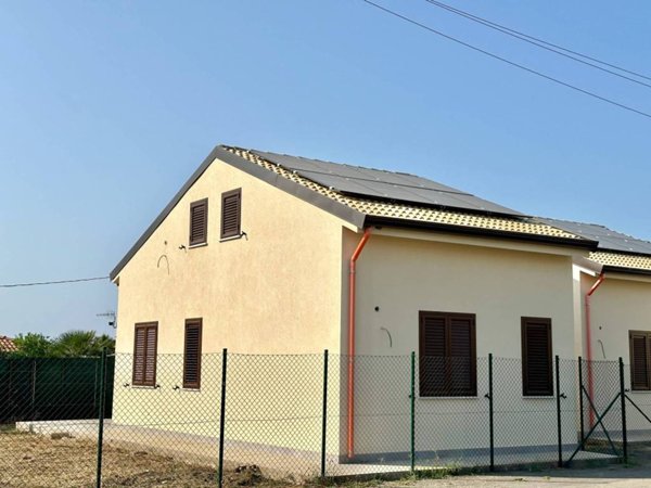 casa indipendente in vendita a Campofelice di Roccella
