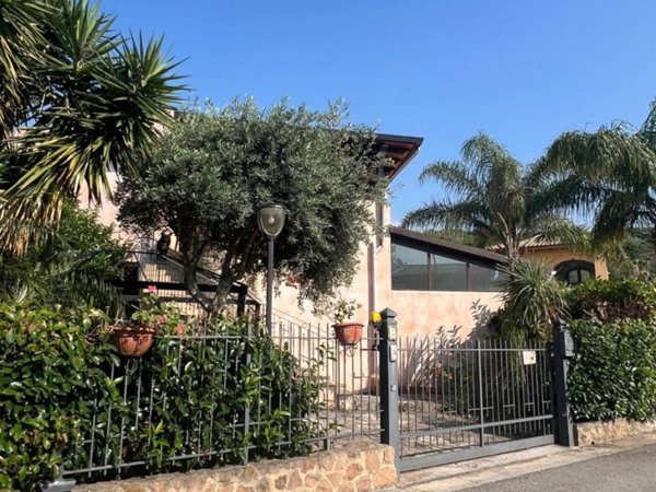 casa indipendente in vendita a Campofelice di Roccella