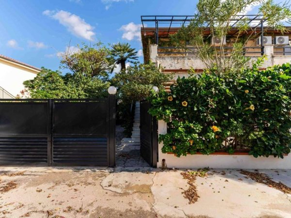 casa indipendente in vendita a Campofelice di Roccella