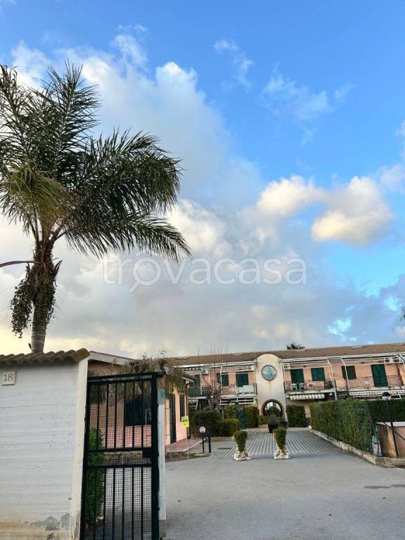 casa indipendente in vendita a Campofelice di Roccella