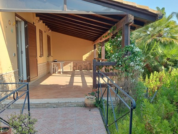 casa indipendente in vendita a Campofelice di Roccella