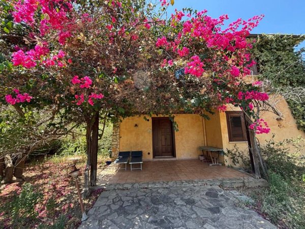 casa indipendente in vendita a Campofelice di Roccella