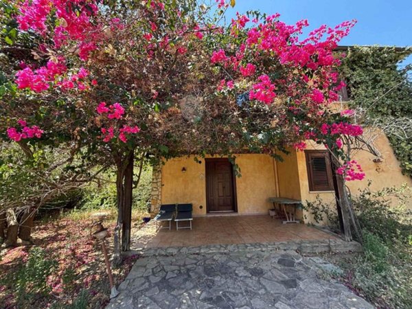 casa indipendente in vendita a Campofelice di Roccella