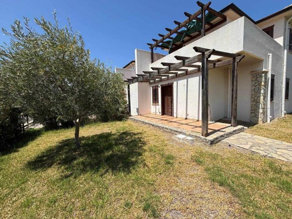 casa indipendente in vendita a Campofelice di Roccella