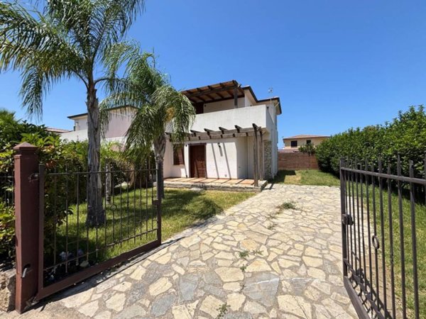 casa indipendente in vendita a Campofelice di Roccella