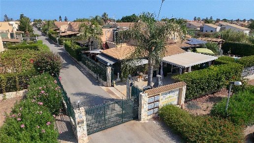 casa indipendente in vendita a Campofelice di Roccella