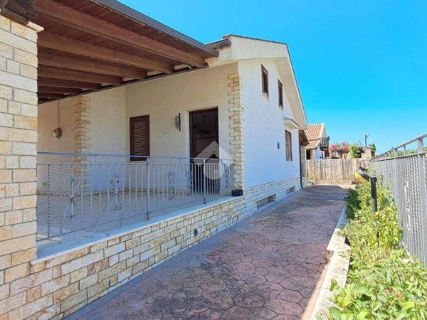 casa indipendente in vendita a Campofelice di Roccella