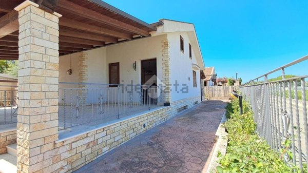 casa indipendente in vendita a Campofelice di Roccella