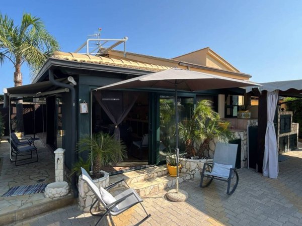 casa indipendente in vendita a Campofelice di Roccella