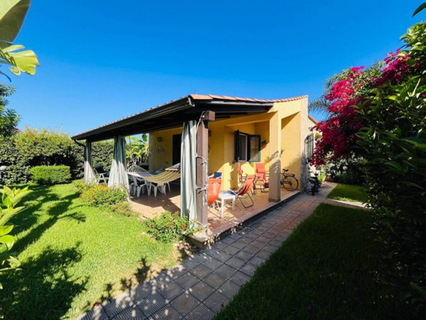 casa indipendente in vendita a Campofelice di Roccella