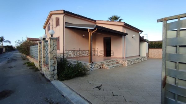 casa indipendente in vendita a Campofelice di Roccella