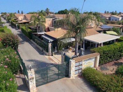 casa indipendente in vendita a Campofelice di Roccella