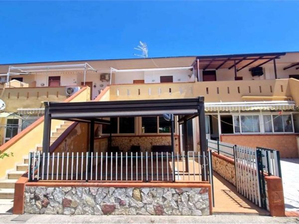 casa indipendente in vendita a Campofelice di Roccella