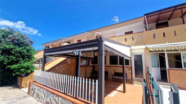 casa indipendente in vendita a Campofelice di Roccella