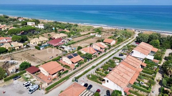 casa indipendente in vendita a Campofelice di Roccella